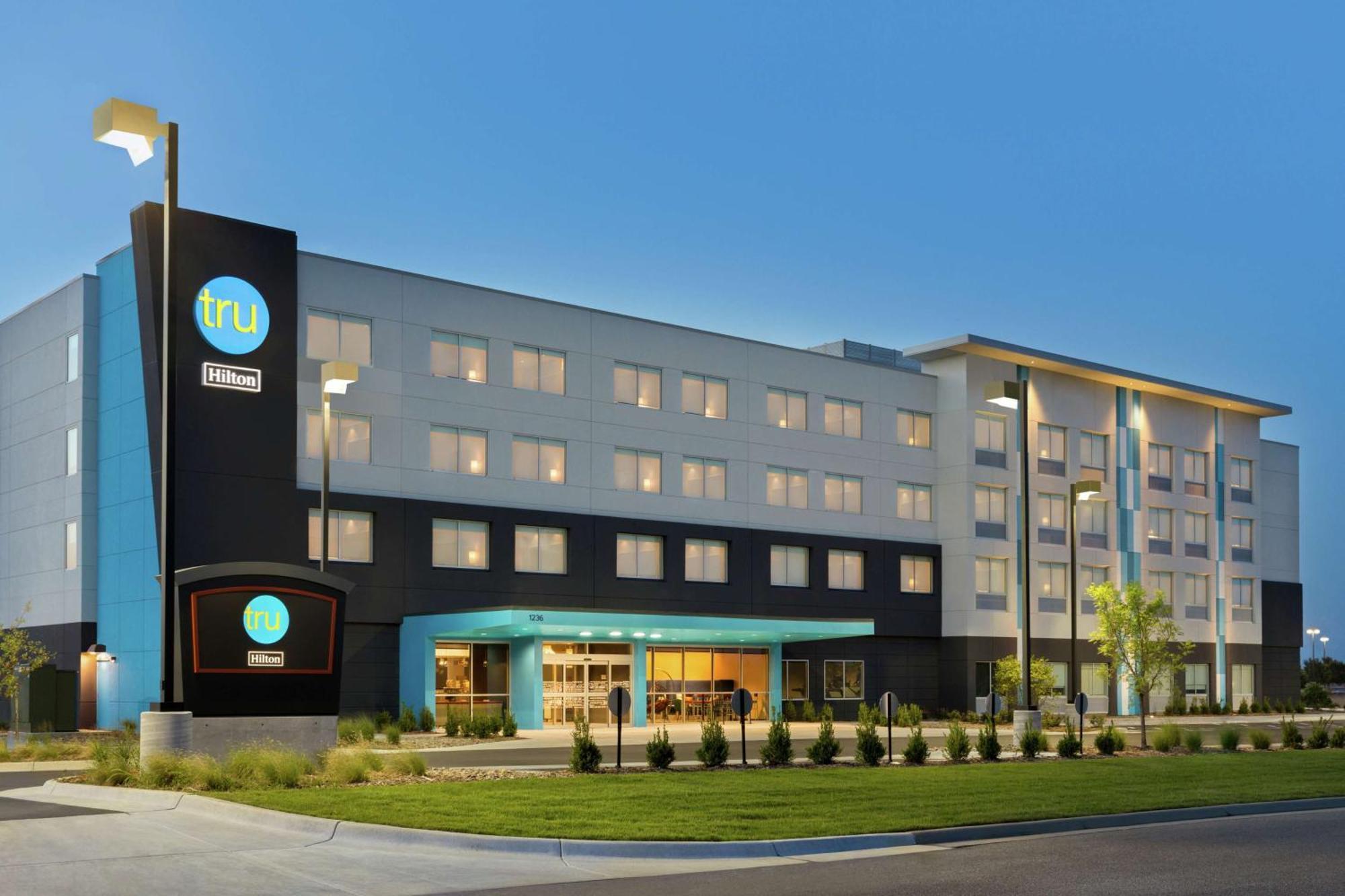 Tru By Hilton Wichita Northeast Hotel Exterior photo